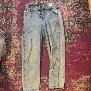 Hollister Ultra High-Rise Mom Jean